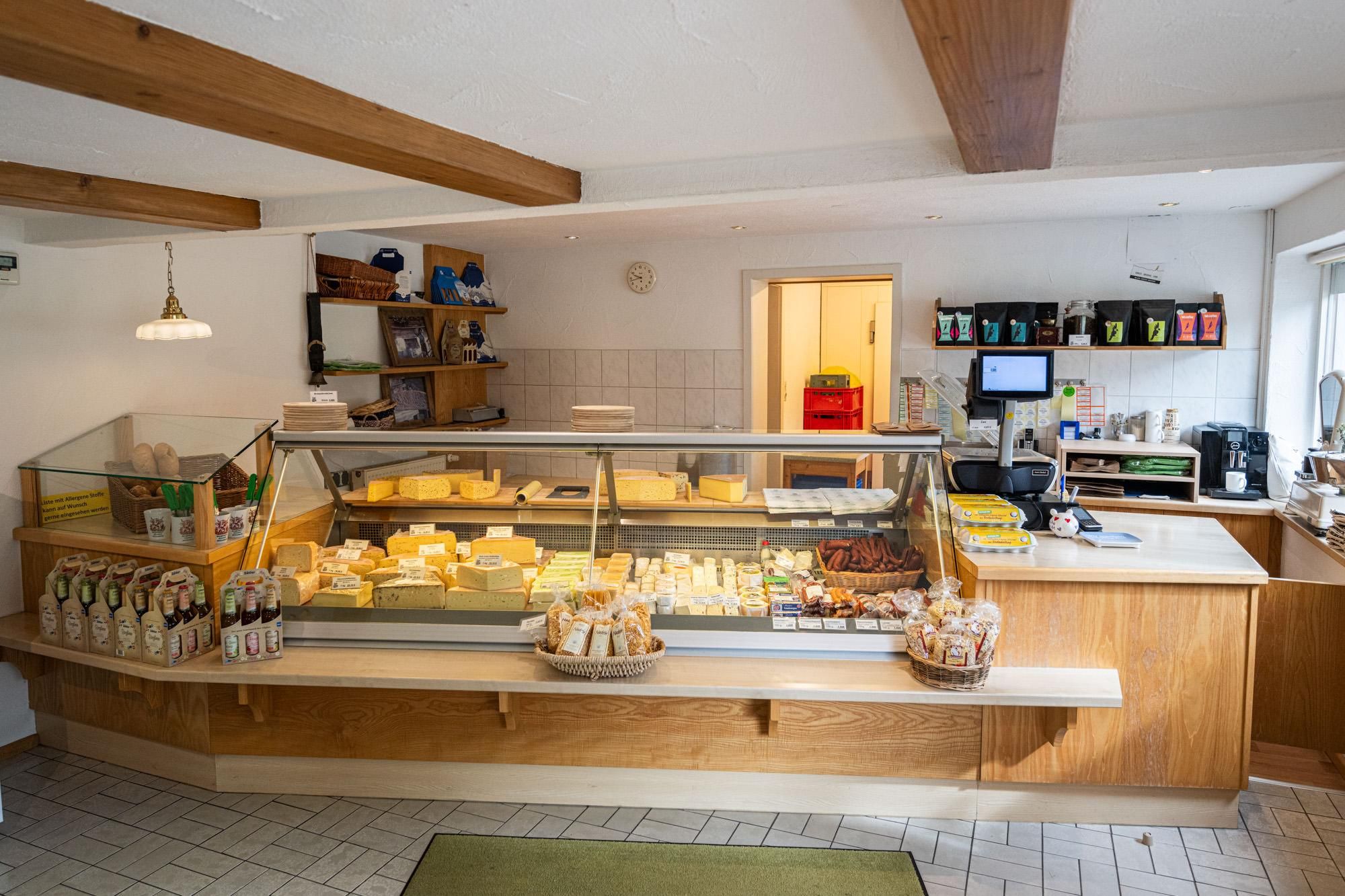Im Käseladen der Sennerei Hüttenberg, hier die Käsetheke mit Waage rechts.