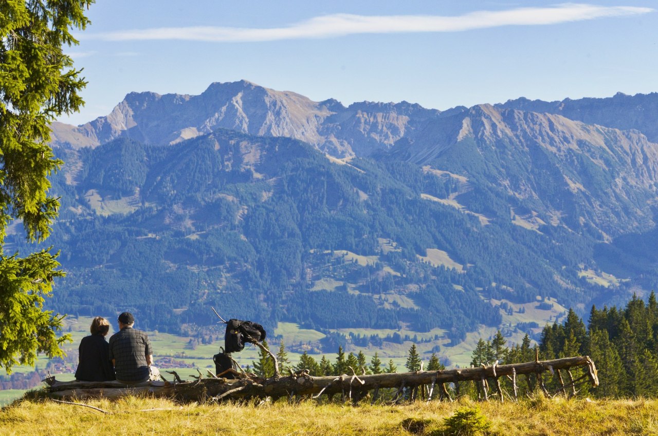 Wanderer genießen die Aussicht auf den Allgäuer Hauptkamm vom Rangiswanger Horn bei Bolsterlang im Allgäu, © Tourismus Hörnerdörfer, S. Bruckmeier
