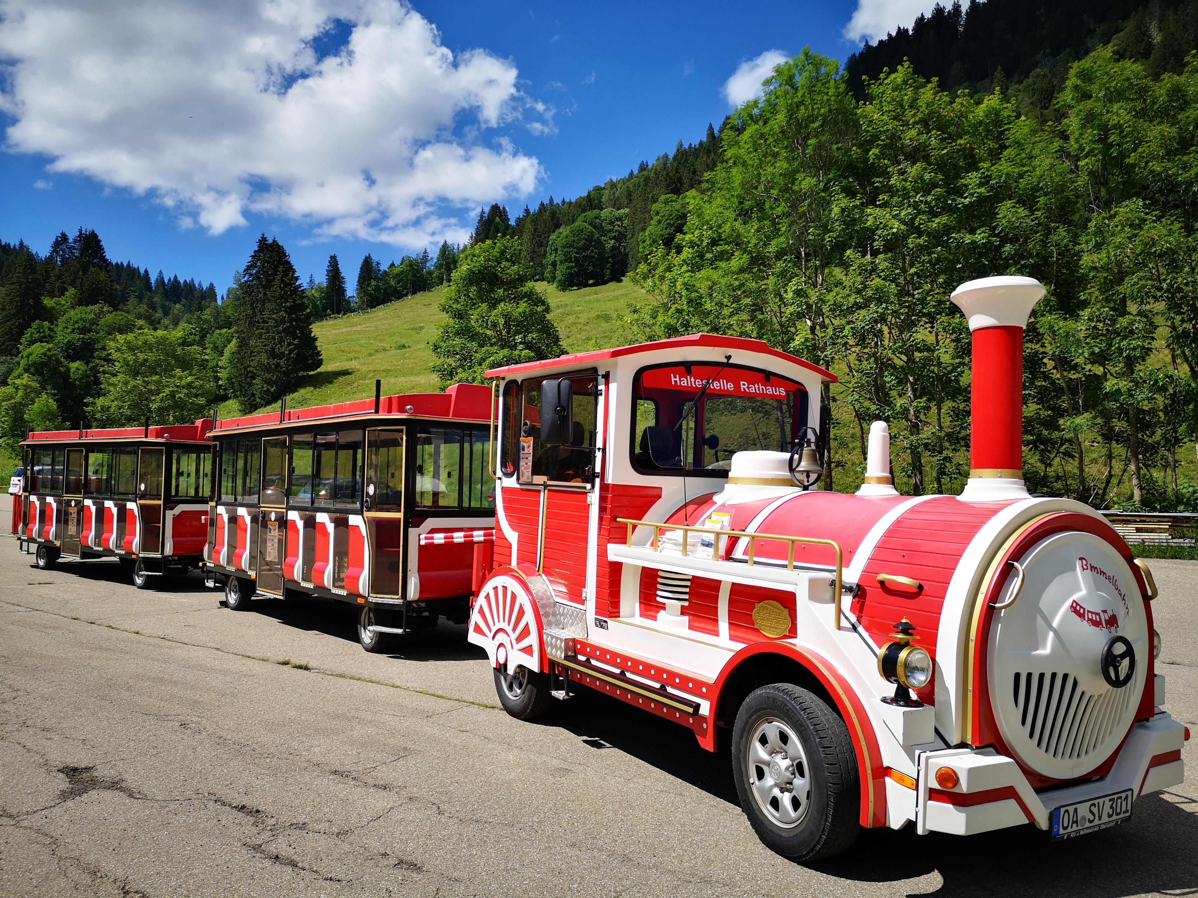 Das Marktbähnle, rot und weiß, das Aussehen ist einem Zug nachempfunden, es fährt auf Rädern.