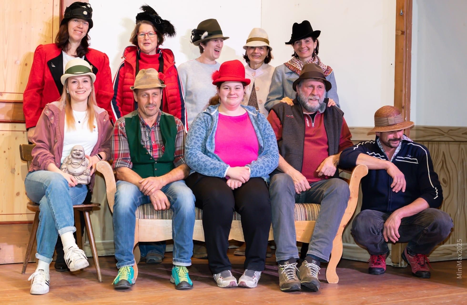 Auf diesem Foto ist das 10köpfige Ensemble, sieben Frauen und drei Männer, auf der Bühne abgebildet.