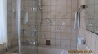 Wanne/Dusche kombiniert mit klappbarem Glasaufsatz