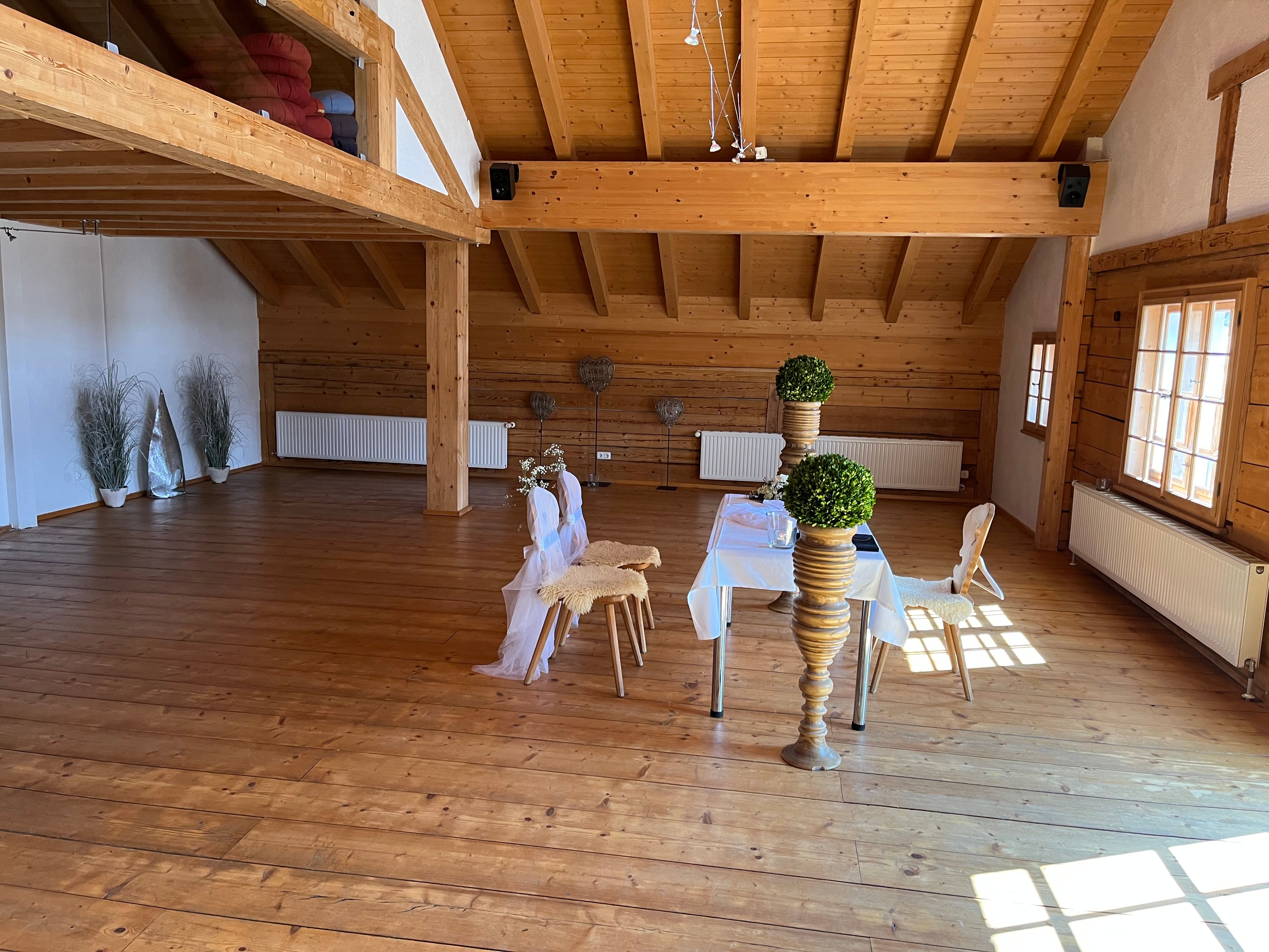 Schlicht dekorierter Trautisch im Raum "Weitblick" im Hubertus Mountain Refugio Allgäu für das Brautpaar und den Standesbeamten.