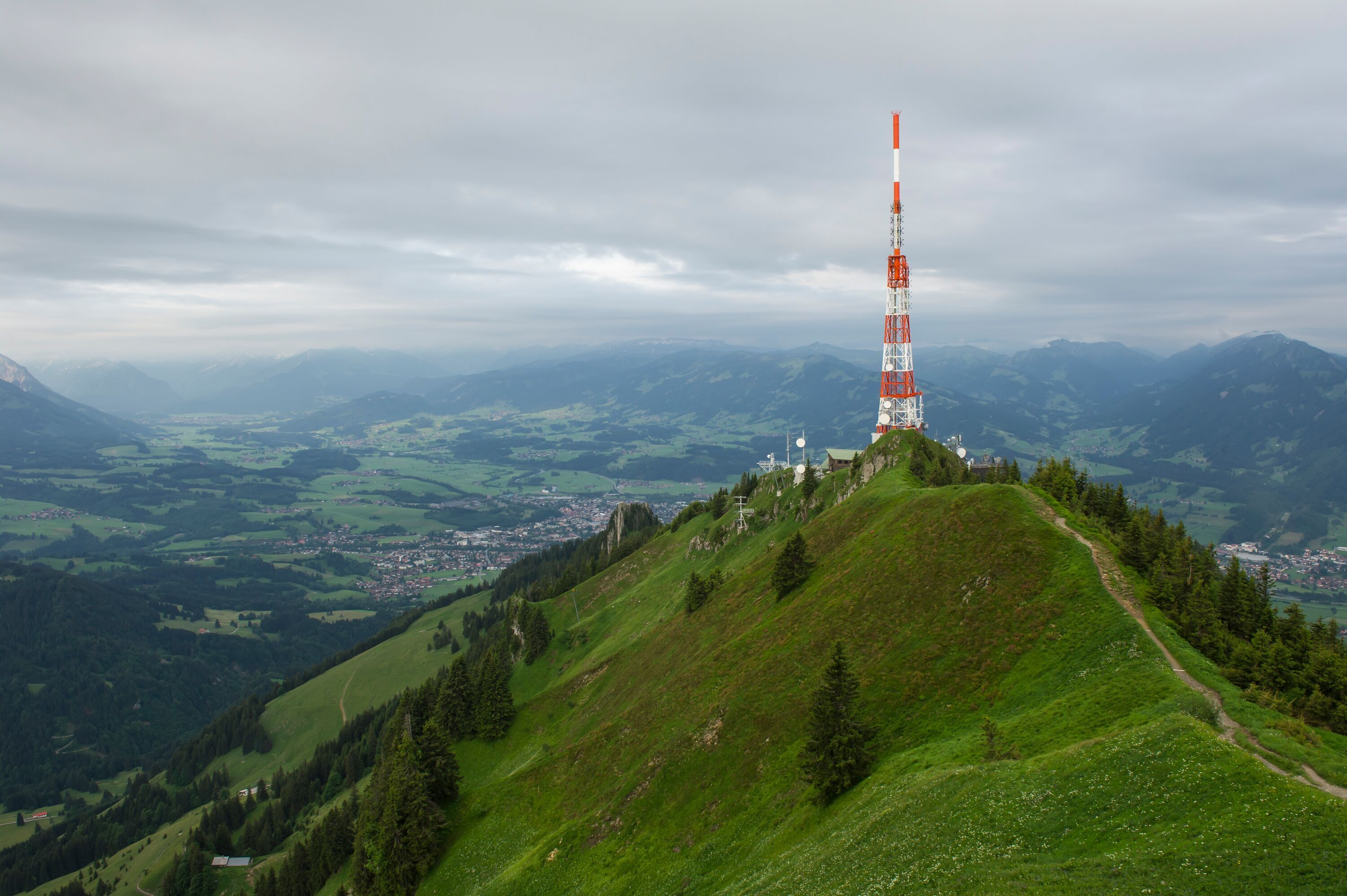 Blick auf Grünten-Gipfel mit rot-weißem Funkturm Richtung Sonthofen und die Hörnerdörfer
